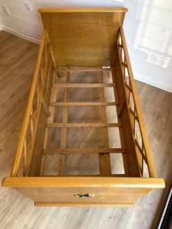 Lit bébé / Berceau vintage en bois et pieds compas - Design Mid-Century