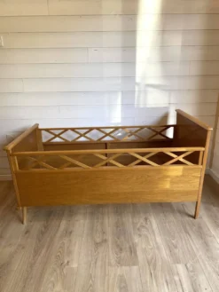 Lit bébé / Berceau vintage en bois et pieds compas - Design Mid-Century
