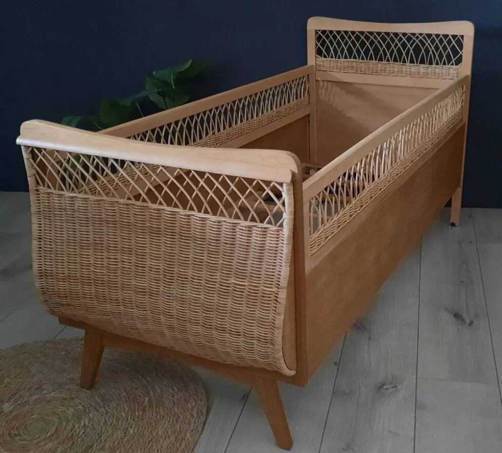 Lit bébé corbeille vintage bois et rotin restauré