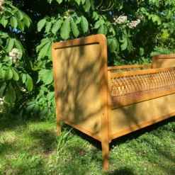 Lit bébé en bois et rotin, années 60