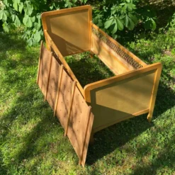 Lit bébé en bois et rotin, années 60
