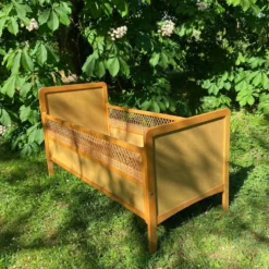Lit bébé en bois et rotin, années 60