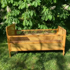 Lit bébé en bois et rotin, années 60