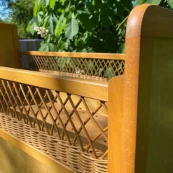 Lit bébé en bois et rotin, années 60
