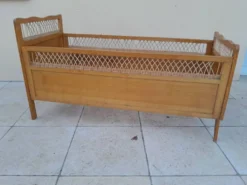Lit bébé vintage bois et rotin année 60 enfant
