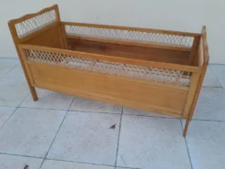 Lit bébé vintage bois et rotin année 60 enfant