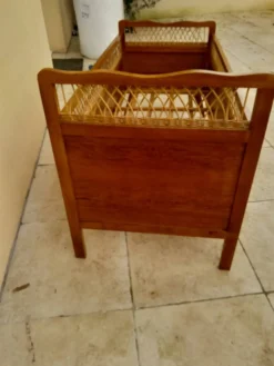 Lit bébé vintage bois et rotin année 60 enfant