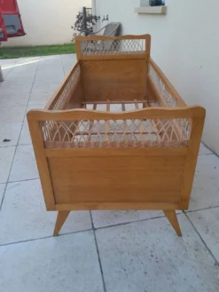 Lit bébé vintage bois et rotin année 60 enfant