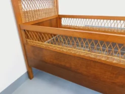 Lit bébé vintage en bois de chêne et rotin des années 60