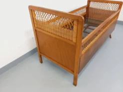 Lit bébé vintage en bois de chêne et rotin des années 60