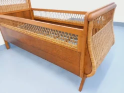 Lit bébé vintage en bois de chêne et rotin des années 60