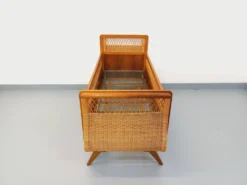 Lit bébé vintage en bois de chêne et rotin des années 60