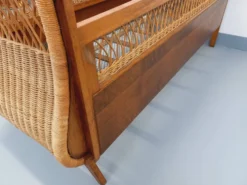 Lit bébé vintage en bois de chêne et rotin des années 60