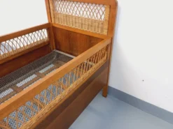 Lit bébé vintage en bois de chêne et rotin des années 60