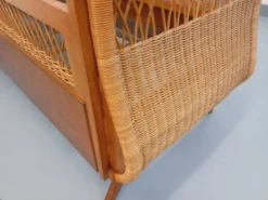 Lit bébé vintage en bois de chêne et rotin des années 60