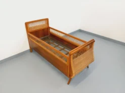 Lit bébé vintage en bois de chêne et rotin des années 60
