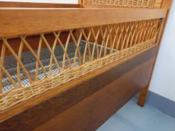 Lit bébé vintage en bois de chêne et rotin des années 60