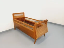 Lit bébé vintage en bois de chêne et rotin des années 60