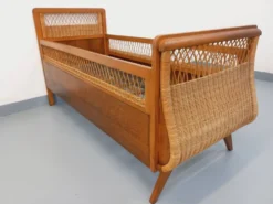 Lit bébé vintage en bois de chêne et rotin des années 60
