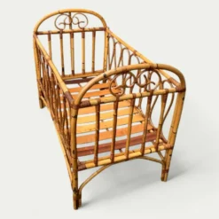 Lit bébé vintage en rotin 1960