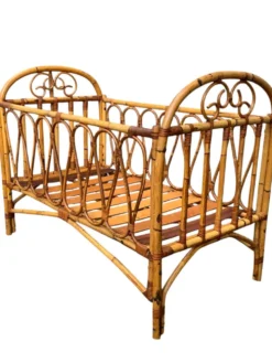 Lit bébé vintage en rotin 1960