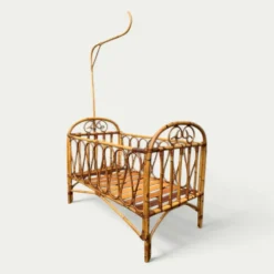 Lit bébé vintage en rotin 1960