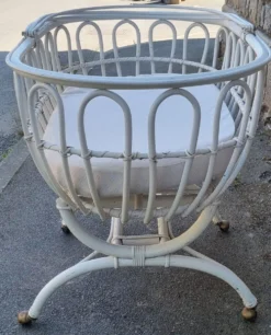 Lit berceau bambou rotin à roulettes, blanc, avec anse, vintage, années 60