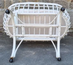 Lit berceau bambou rotin à roulettes, blanc, avec anse, vintage, années 60