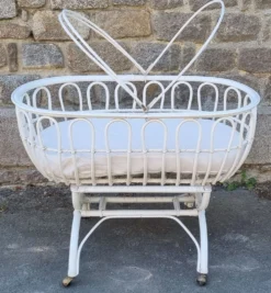 Lit berceau bambou rotin à roulettes, blanc, avec anse, vintage, années 60