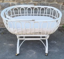 Lit berceau bambou rotin à roulettes, blanc, avec anse, vintage, années 60