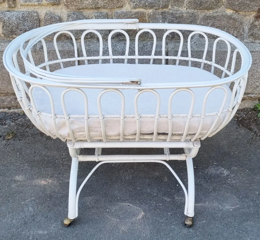 Lit berceau bambou rotin à roulettes, blanc, avec anse, vintage, années 60