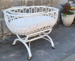 Lit berceau bambou rotin à roulettes, blanc, avec anse, vintage, années 60