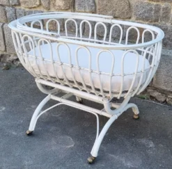 Lit berceau bambou rotin à roulettes, blanc, avec anse, vintage, années 60