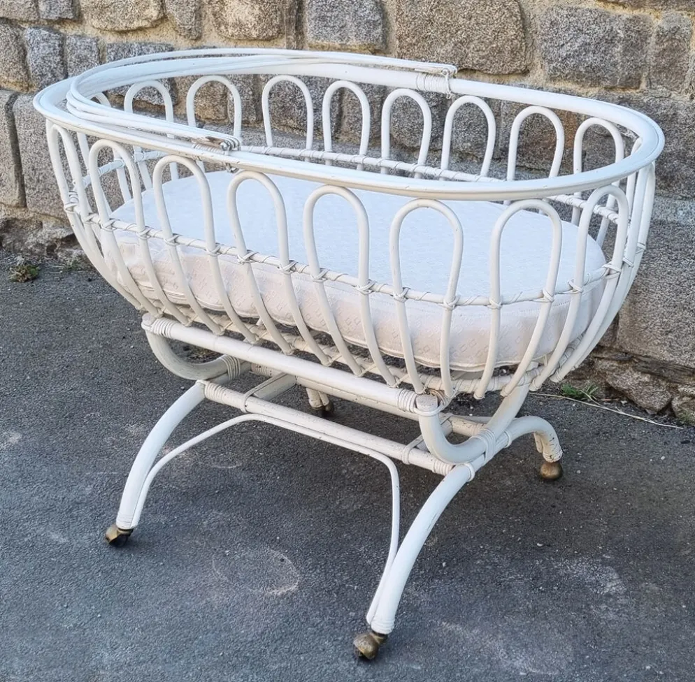 Lit berceau bambou rotin à roulettes, blanc, avec anse, vintage, années 60