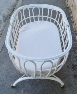 Lit berceau bambou rotin à roulettes, blanc, avec anse, vintage, années 60