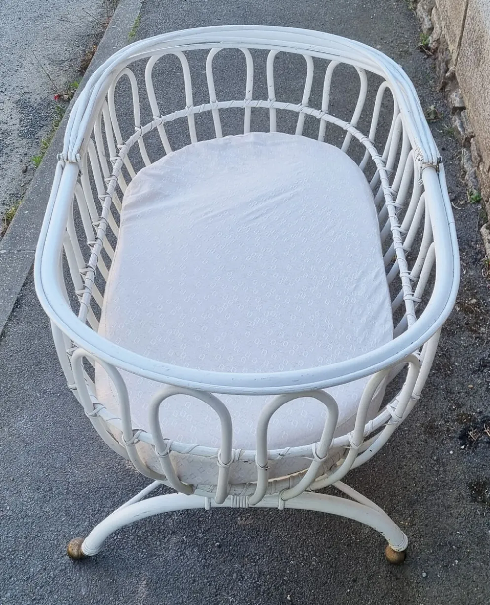 Lit berceau bambou rotin à roulettes, blanc, avec anse, vintage, années 60