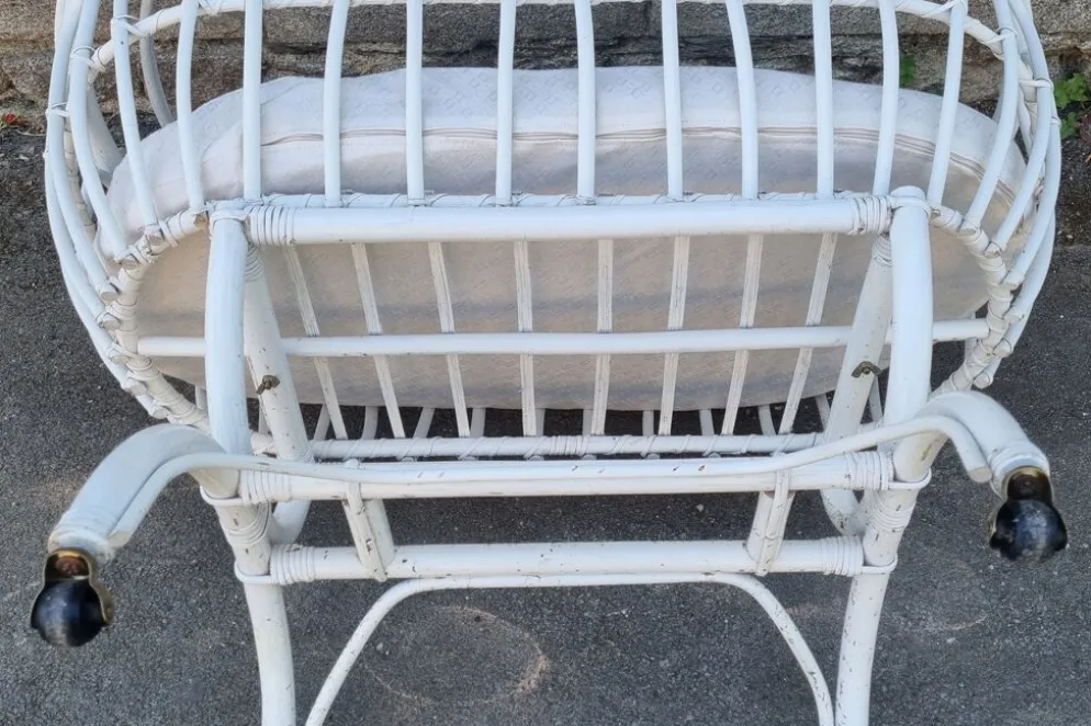 Lit berceau bambou rotin à roulettes, blanc, avec anse, vintage, années 60