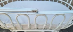 Lit berceau bambou rotin à roulettes, blanc, avec anse, vintage, années 60