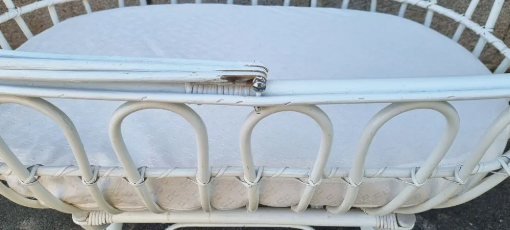 Lit berceau bambou rotin à roulettes, blanc, avec anse, vintage, années 60