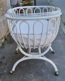 Lit berceau bambou rotin à roulettes, blanc, avec anse, vintage, années 60