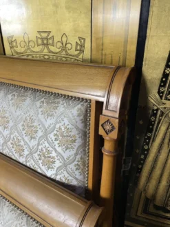 Lit capitonné de style Directoire