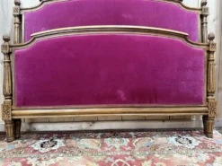 Lit capitonné en velours de style Louis XVI