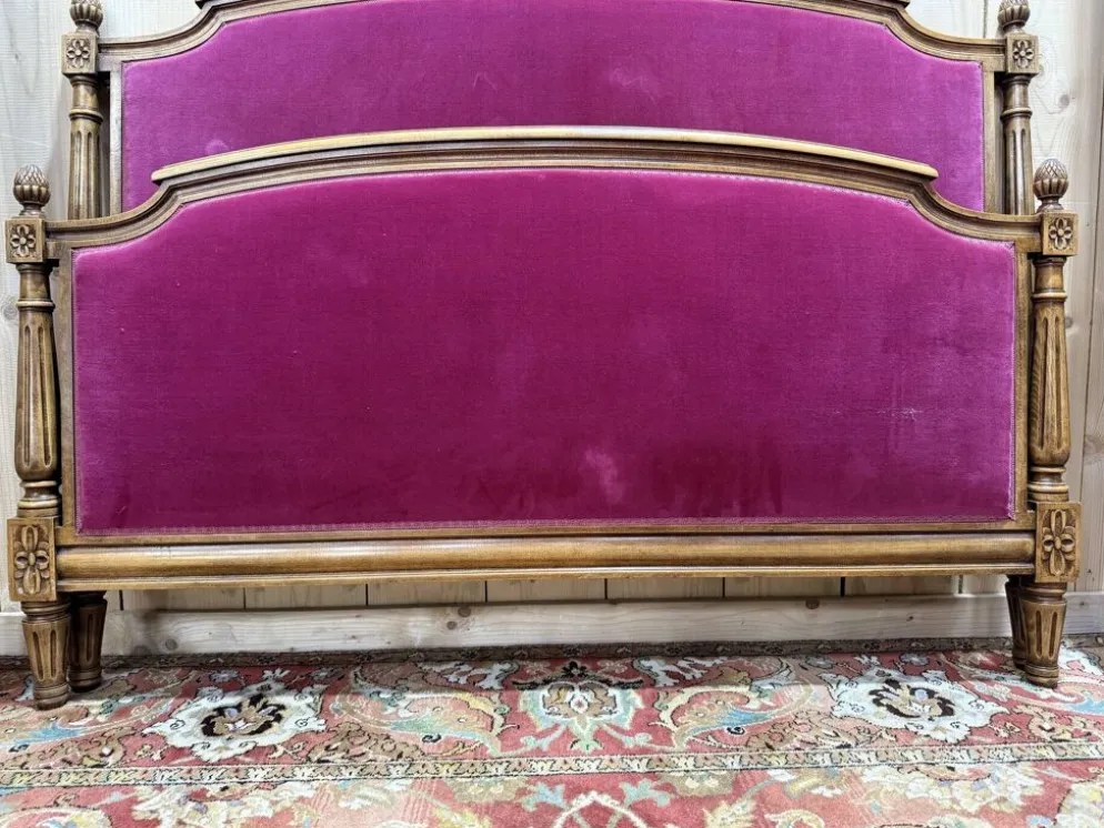 Lit capitonné en velours de style Louis XVI