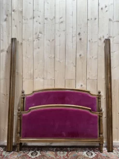 Lit capitonné en velours de style Louis XVI