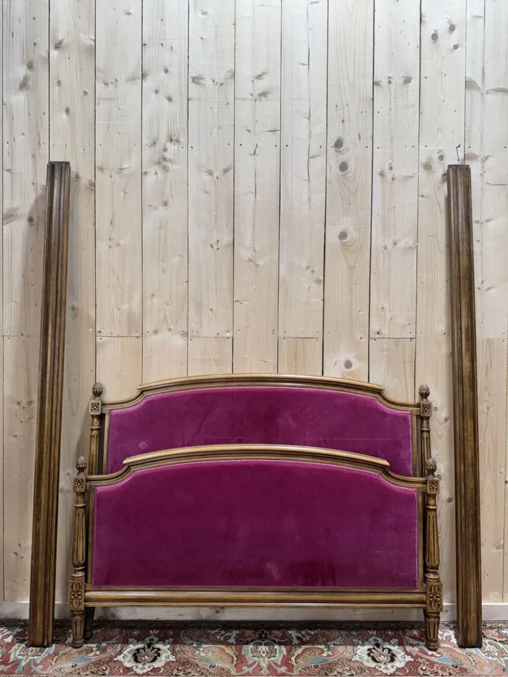 Lit capitonné en velours de style Louis XVI