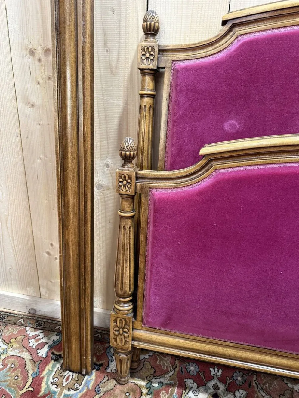 Lit capitonné en velours de style Louis XVI
