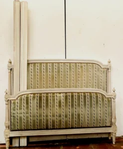 Lit à colonnes cannelées de style Louis XVI en hêtre patiné XX siècle