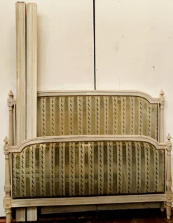 Lit à colonnes cannelées de style Louis XVI en hêtre patiné XX siècle