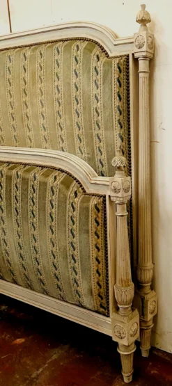 Lit à colonnes cannelées de style Louis XVI en hêtre patiné XX siècle