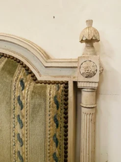 Lit à colonnes cannelées de style Louis XVI en hêtre patiné XX siècle